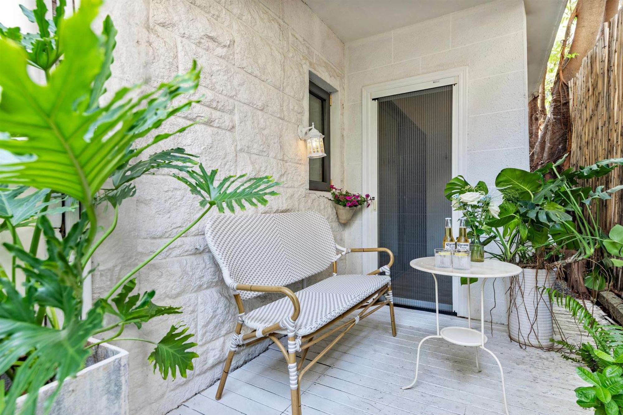 Shenzhen No'6 Garden Villa --French Window With Garden View,Close To Sea World &Shekou Ferry Port &K11 Ecoast &Subway Nearby ,Offer Western Food And Coffee &English Speaking With Tour Services Dış mekan fotoğraf